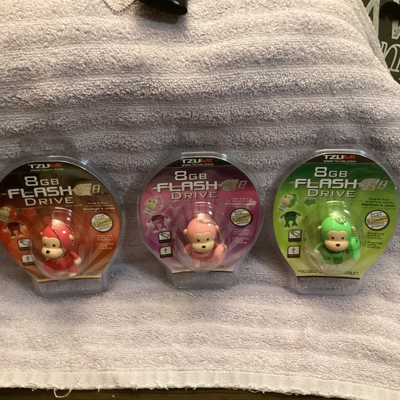 3 NEW TZUMI Flash Drive 8 GB MONKEY MONKIES - Picture 1 of 6